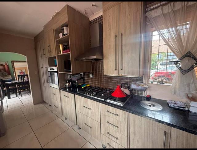 4 BEDROOM HOUSE FOR SALE IN ROOIHUISKRAAL